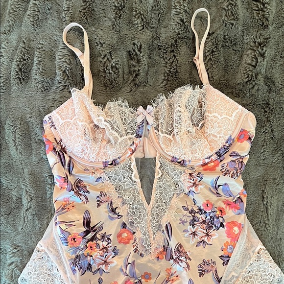 Floral Lace Teddy Bodysuit in Blush Apricot size small - Victoria Secret - Picture 2 of 9